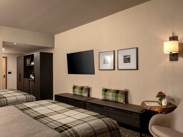 Peaks Hotel and Suites : photo 4 de la chambre junior studio, 2 queen beds, partial view with balcony