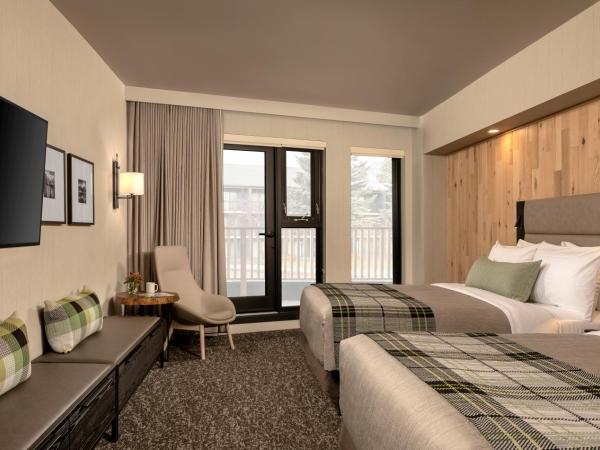 Peaks Hotel and Suites : photo 1 de la chambre junior studio, 2 queen beds, partial view with balcony