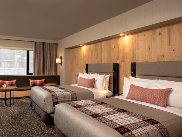 Peaks Hotel and Suites : photo 2 de la chambre junior studio, 2 queen beds, street view