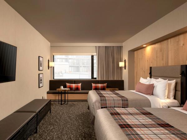 Peaks Hotel and Suites : photo 1 de la chambre junior studio, 2 queen beds, street view