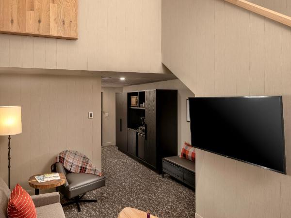 Peaks Hotel and Suites : photo 4 de la chambre suite loft avec balcon