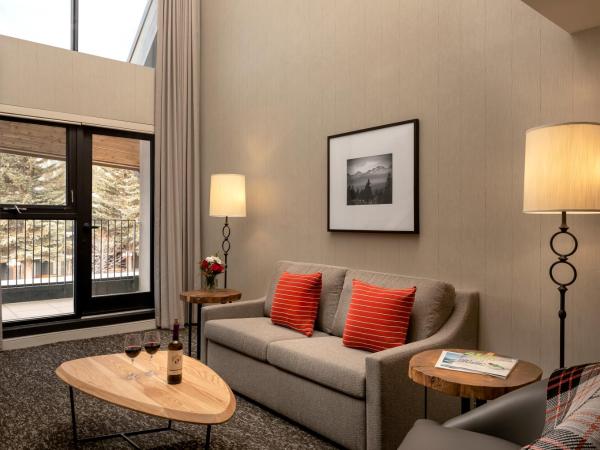 Peaks Hotel and Suites : photo 2 de la chambre suite loft avec balcon