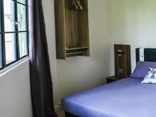 Step-in Lodge : photo 2 de la chambre chambre lit queen-size avec salle de bains commune 