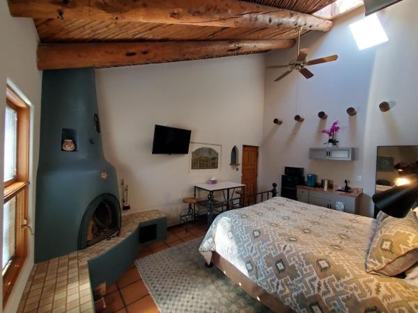 Casas de Suenos Old Town Historic Inn, Ascend Hotel Collection : photo 2 de la chambre efficiency king studio, fireplace, garden view - non smoking