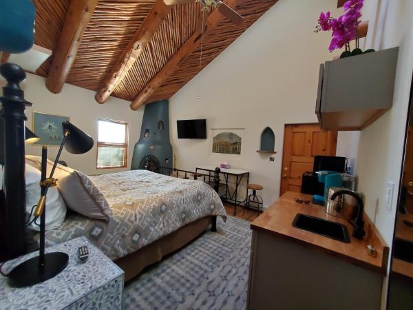 Casas de Suenos Old Town Historic Inn, Ascend Hotel Collection : photo 4 de la chambre efficiency king studio, fireplace, garden view - non smoking