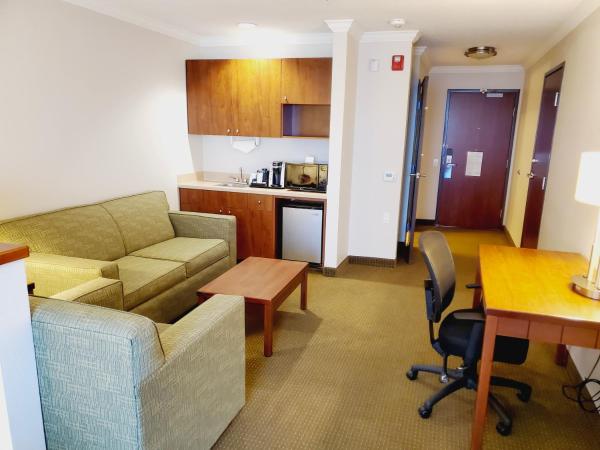 Holiday Inn Express Hotel & Suites Portland-Northwest Downtown, an IHG Hotel : photo 9 de la chambre chambre lit king-size exécutive avec baignoire accessible aux personnes à mobilité réduite - non-fumeurs