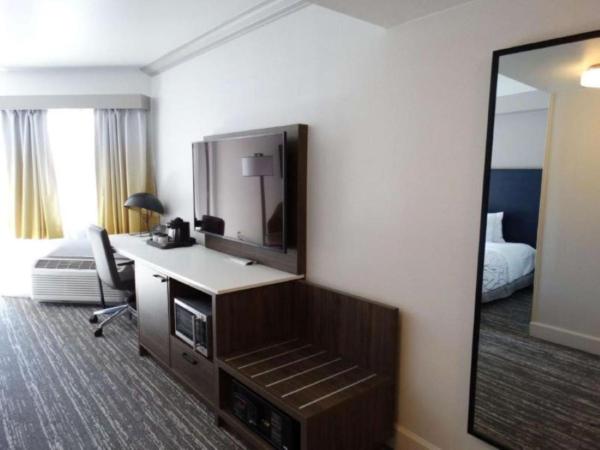 Best Western Premier Denver East : photo 6 de la chambre chambre lit king-size pour personnes à mobilité réduite avec douche à l'italienne