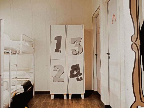 room00 Chueca Hostel : photo 2 de la chambre lit dans un dortoir femmes de 4 lits avec salle de bains privative