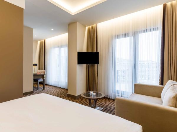 Ramada by Wyndham Istanbul Golden Horn : photo 8 de la chambre suite lit king-size avec balcon - vue sur mer