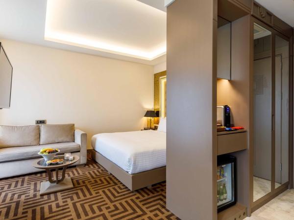 Ramada by Wyndham Istanbul Golden Horn : photo 6 de la chambre suite lit king-size avec balcon - vue sur mer