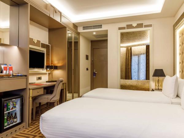 Ramada by Wyndham Istanbul Golden Horn : photo 4 de la chambre chambre lit king-size avec douche accessible en fauteuil roulant - adaptée aux personnes à mobilité réduite