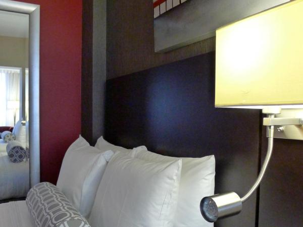 Armon Plaza Montreal Airpt, Trademark Collection by Wyndham : photo 3 de la chambre chambre lit queen-size - non-fumeurs