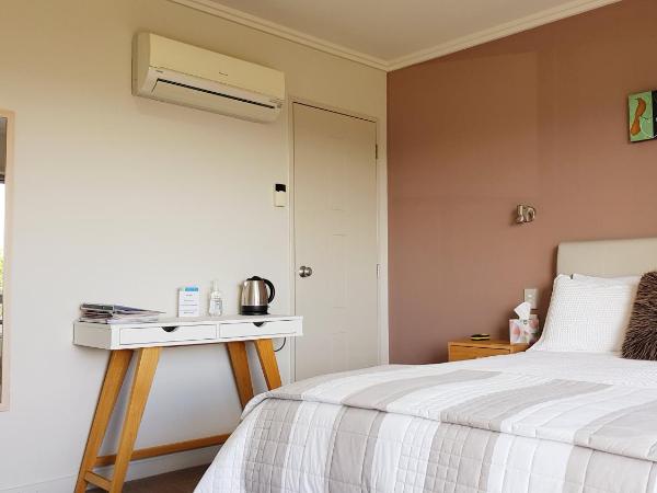 Rotorua Views B&B/Apartment : photo 4 de la chambre chambre lit queen-size avec balcon