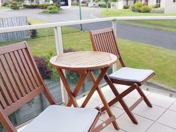 Rotorua Views B&B/Apartment : photo 7 de la chambre chambre lit king-size avec balcon
