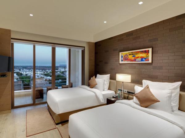 Wyndham Ahmedabad Shela : photo 1 de la chambre grand deluxe suite, 2 bedrooms, balcony, living room, city or garden view, non-smoking