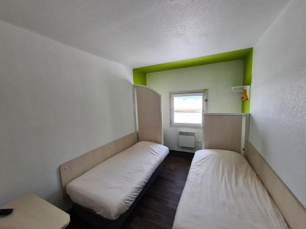 hotelF1 Pontarlier : photo 6 de la chambre chambre lits jumeaux avec salle de bains commune