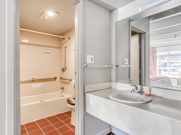 OXFORD INN, Lincoln Blvd : photo 3 de la chambre chambre lit king-size deluxe