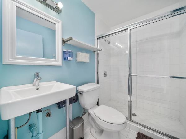 Samesun Venice Beach Hotel & Hostel : photo 1 de la chambre lit simple dans dortoir mixte 8 lits avec salle de bains commune 