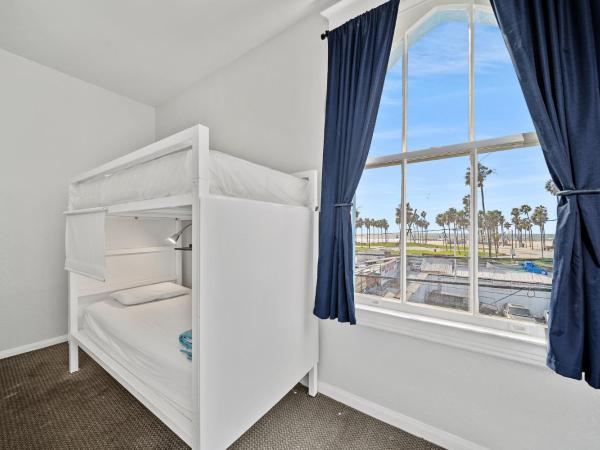 Samesun Venice Beach Hotel & Hostel : photo 1 de la chambre lit simple dans dortoir pour femmes de 4 personnes avec salle de bains privative