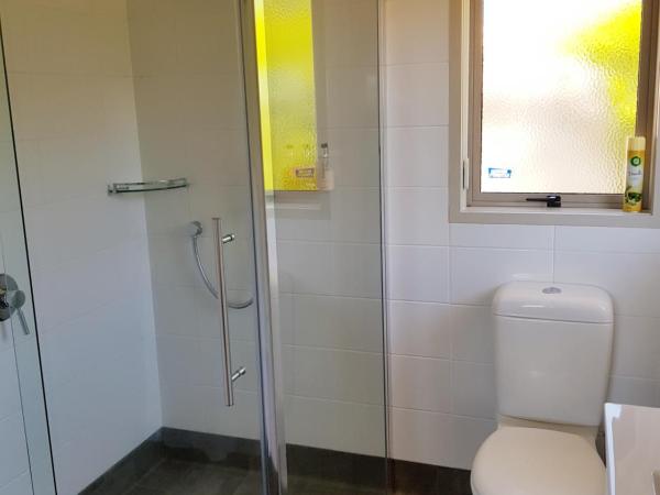 Rotorua Views B&B/Apartment : photo 5 de la chambre chambre lit king-size avec balcon