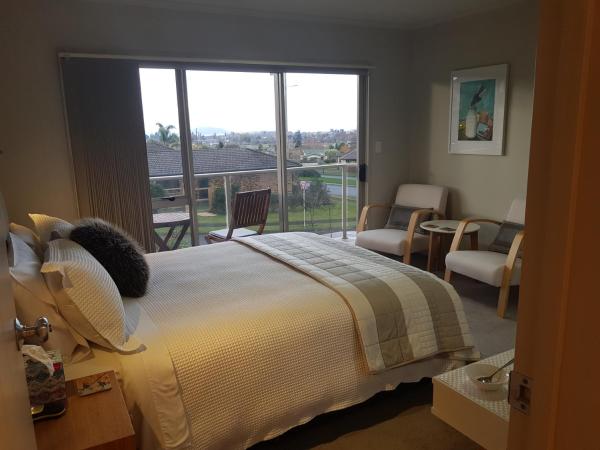 Rotorua Views B&B/Apartment : photo 3 de la chambre chambre lit queen-size avec balcon
