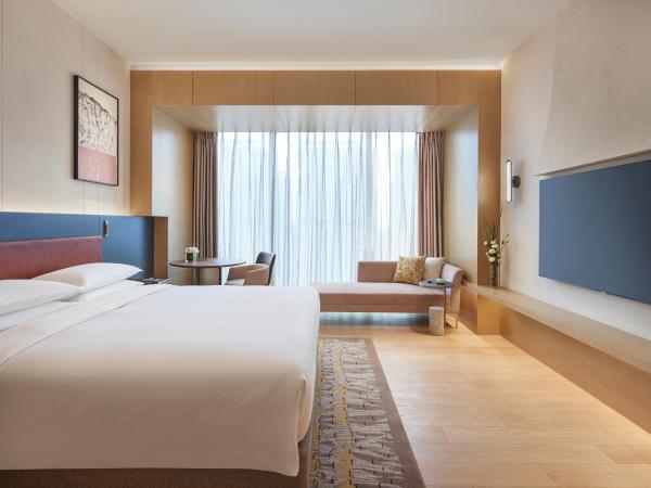 Hyatt Regency Ningbo Hangzhou Bay : photo 10 de la chambre chambre lit king-size avec balcon - accès au club