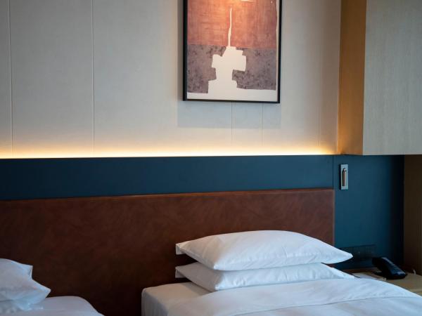 Hyatt Regency Ningbo Hangzhou Bay : photo 2 de la chambre chambre lit king-size avec balcon - accès au club