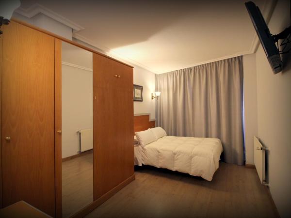 Hotel Carbayon : photo 3 de la chambre chambre triple basique