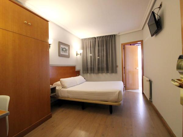 Hotel Carbayon : photo 2 de la chambre chambre triple basique