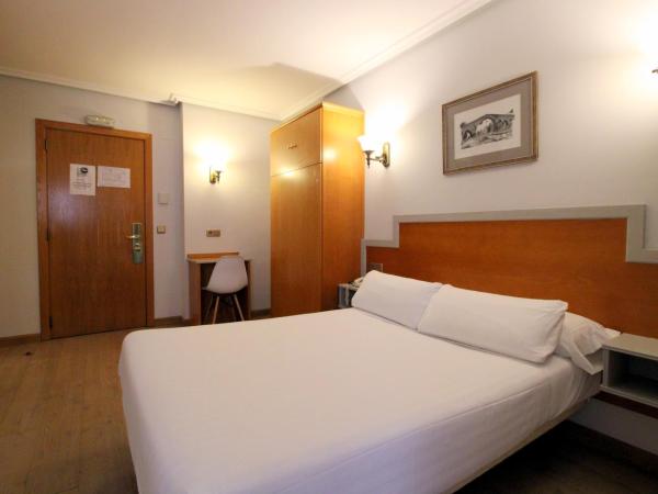 Hotel Carbayon : photo 5 de la chambre chambre triple basique