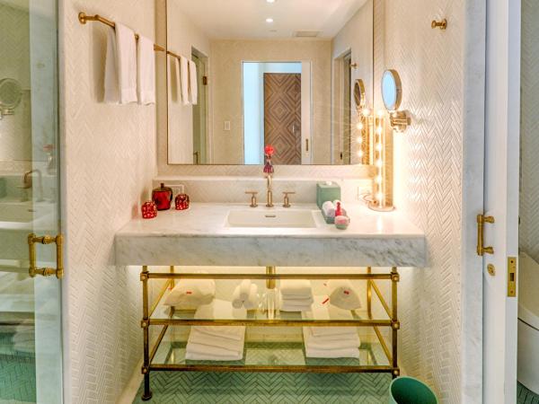 Faena Hotel Miami Beach : photo 4 de la chambre chambre lit king-size - vue sur baie