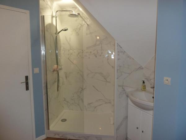Résidence Honfleuraise : photo 5 de la chambre chambre double avec salle de bains privative