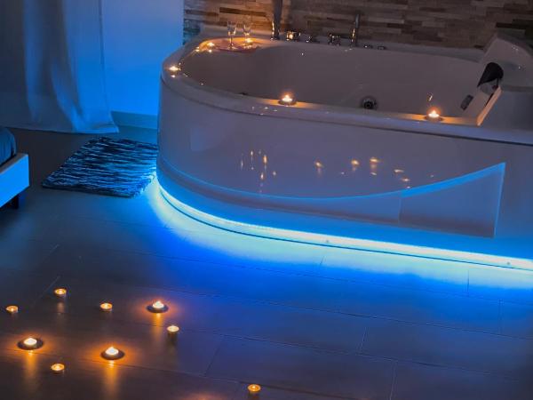 B&B La Perla & Suites : photo 6 de la chambre chambre lit king-size avec baignoire spa