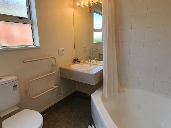 Rosewood Court Motel : photo 10 de la chambre studio avec baignoire spa