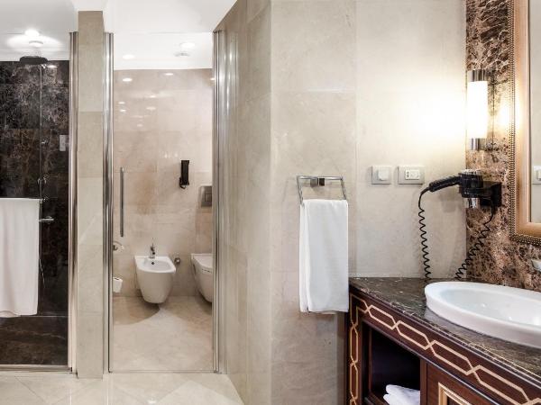 Crowne Plaza Istanbul Asia, an IHG Hotel : photo 2 de la chambre suite avec baignoire spa - accès au salon club