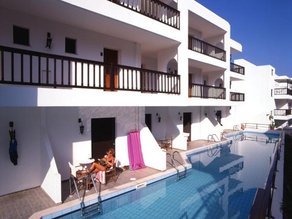 Hersonissos Maris : photo 1 de la chambre chambre supérieure avec piscine commune (réservée aux adultes de 18 ans et plus)