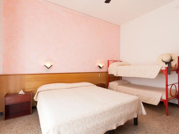 Hotel Arborea : photo 1 de la chambre chambre quadruple Économique