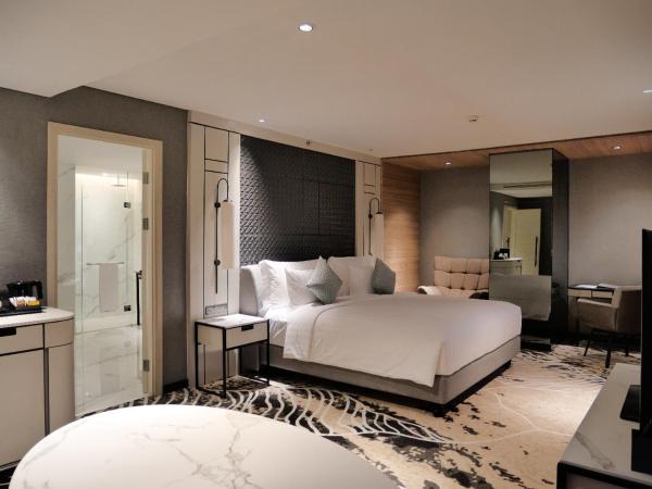 Movenpick Surabaya City : photo 2 de la chambre suite deluxe avec lit king-size