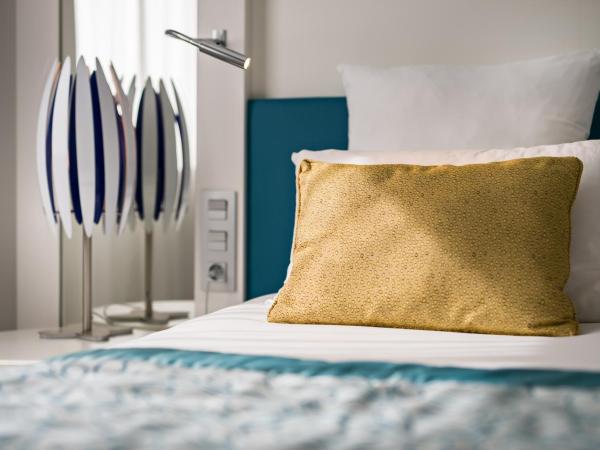 Golden Tulip Marseille Euromed : photo 3 de la chambre chambre supérieure lit king-size avec terrasse