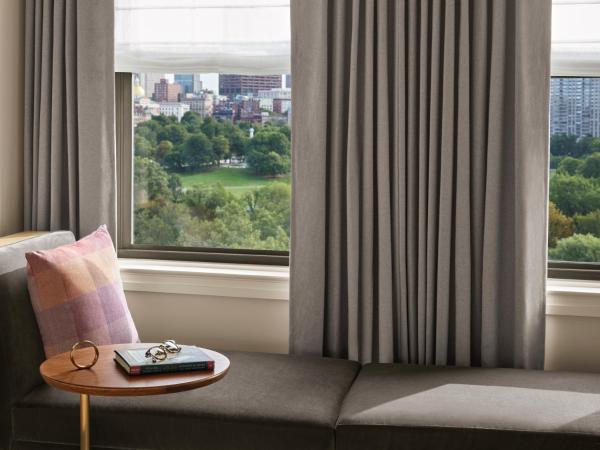 The Newbury Boston : photo 5 de la chambre chambre lit king-size - vue sur jardin