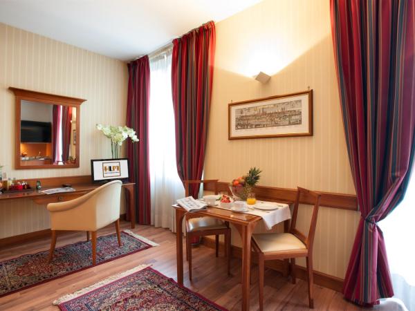 Hotel Lombardia : photo 4 de la chambre chambre quadruple avec balcon 