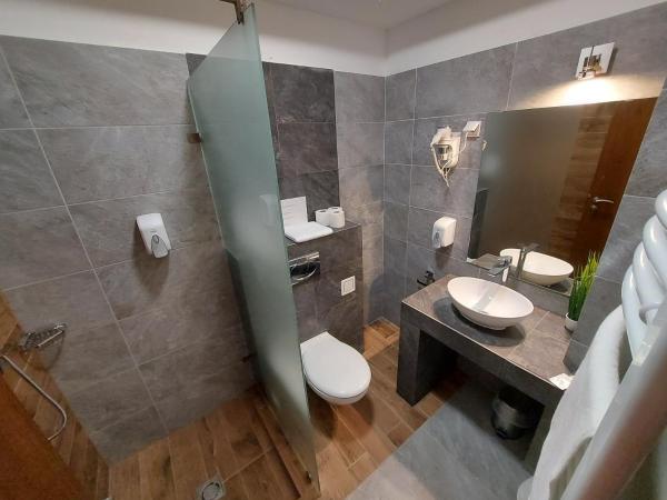 Vén Diófa De Lux Panzió : photo 8 de la chambre chambre familiale supérieure