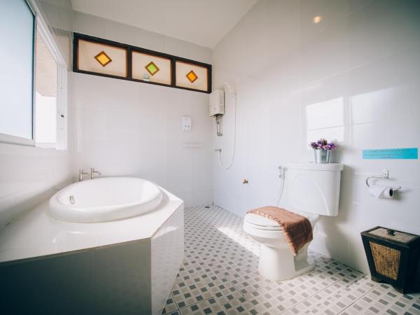 Good Times Resort Kanchanaburi : photo 3 de la chambre chambre triple de luxe avec baignoire