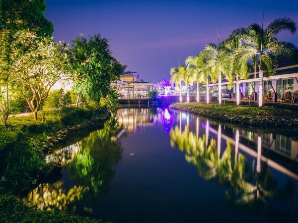Good Times Resort Kanchanaburi : photo 1 de la chambre chambre triple de luxe avec vue sur la lagune