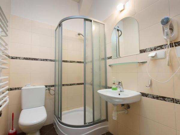 Hostel Helvetia - PRIVATE ROOMS in CITY CENTER and OLD TOWN : photo 6 de la chambre chambre double avec salle de bains privative extérieure