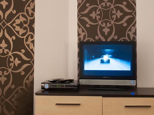 Hostel Helvetia - PRIVATE ROOMS in CITY CENTER and OLD TOWN : photo 2 de la chambre chambre double avec salle de bains privative extérieure