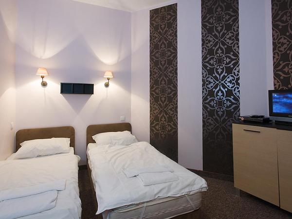 Hostel Helvetia - PRIVATE ROOMS in CITY CENTER and OLD TOWN : photo 1 de la chambre chambre double avec salle de bains privative extérieure