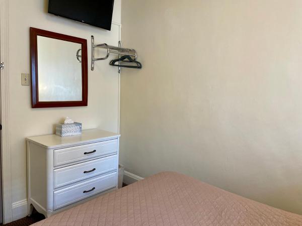 Oasis Guest House : photo 3 de la chambre chambre simple basique avec 1 lit double et salle de bains commune