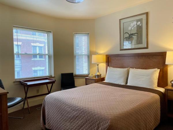 Oasis Guest House : photo 2 de la chambre chambre lit queen-size Économique avec salle de bains privative