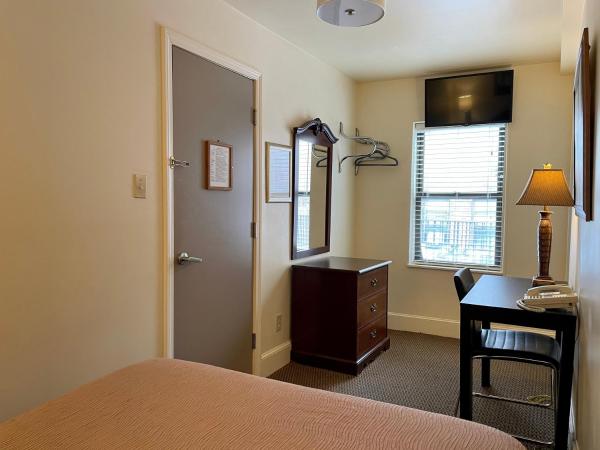 Oasis Guest House : photo 4 de la chambre chambre double Économique avec salle de bains privative